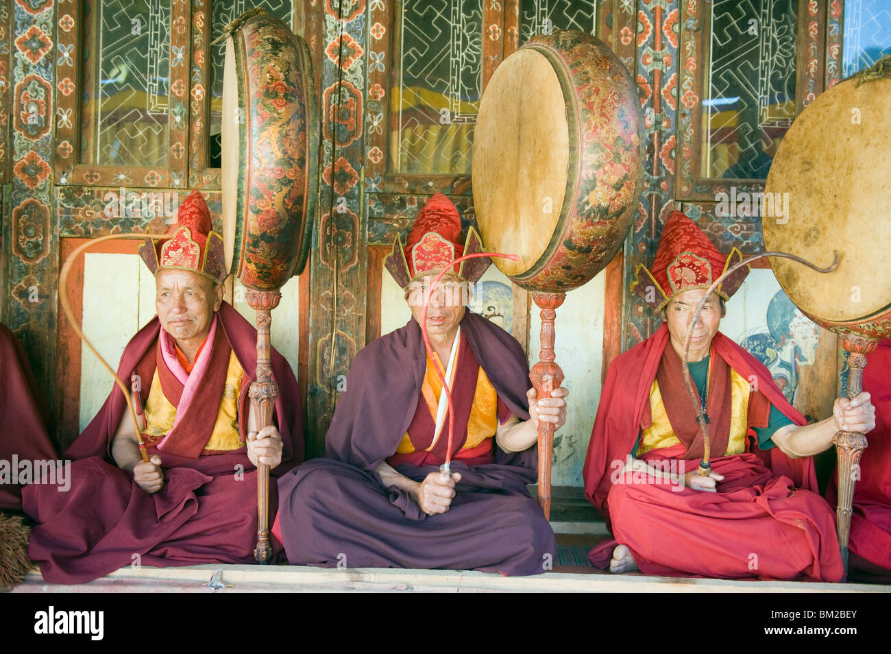 I monaci suonando la batteria in un Tsechu (festiva), Gangtey Gompa (monastero), Valle Phobjikha, Bhutan Foto Stock