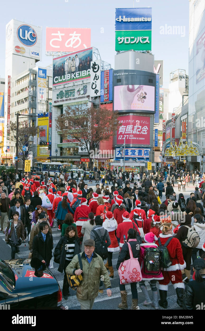 Babbi Natale Natale attraversando a piedi attraversando Shibuya Shibuya, Tokyo, Giappone Foto Stock