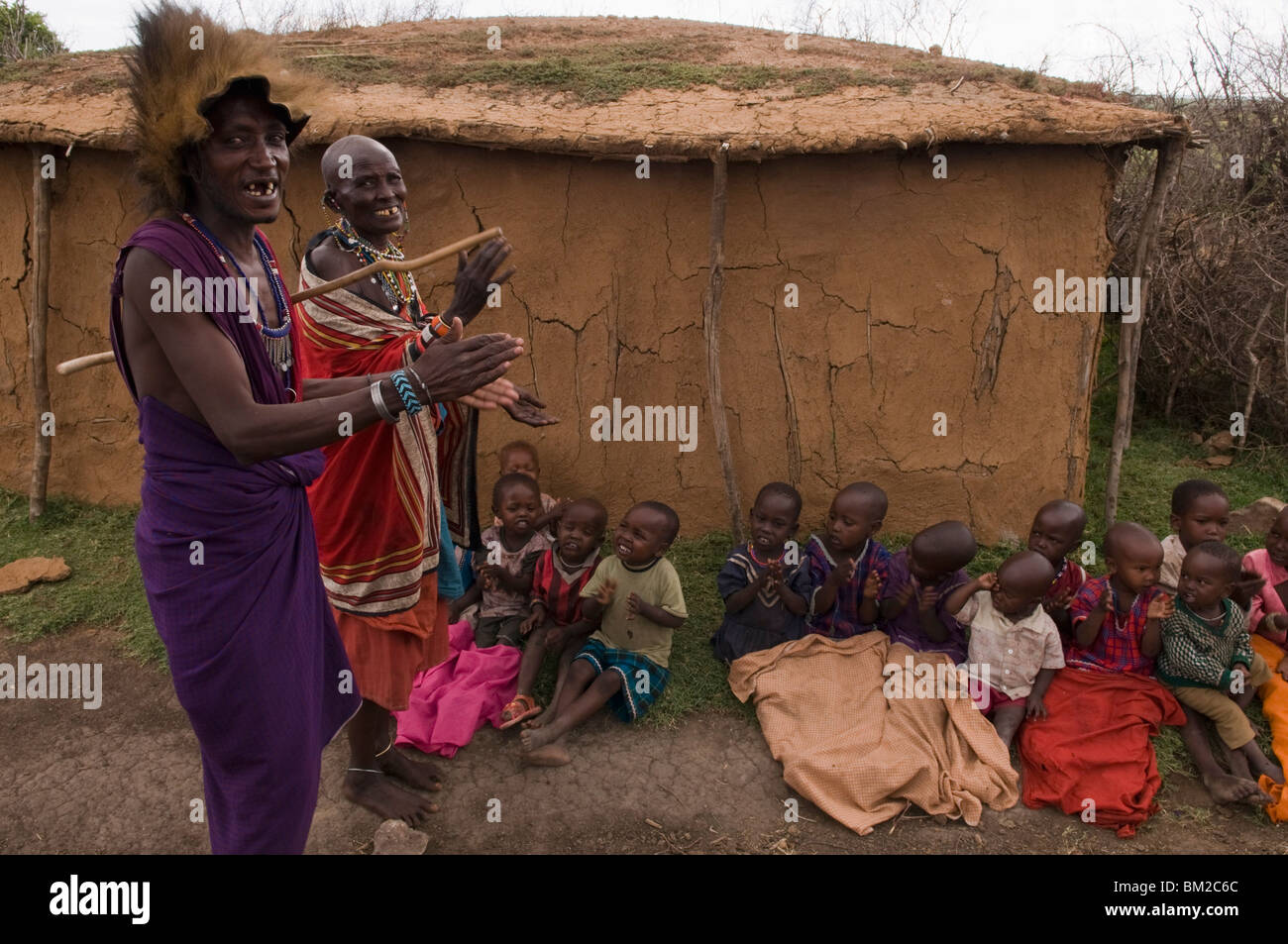 Masai uomini con bambini, il Masai Mara, Kenya, Africa orientale Foto Stock