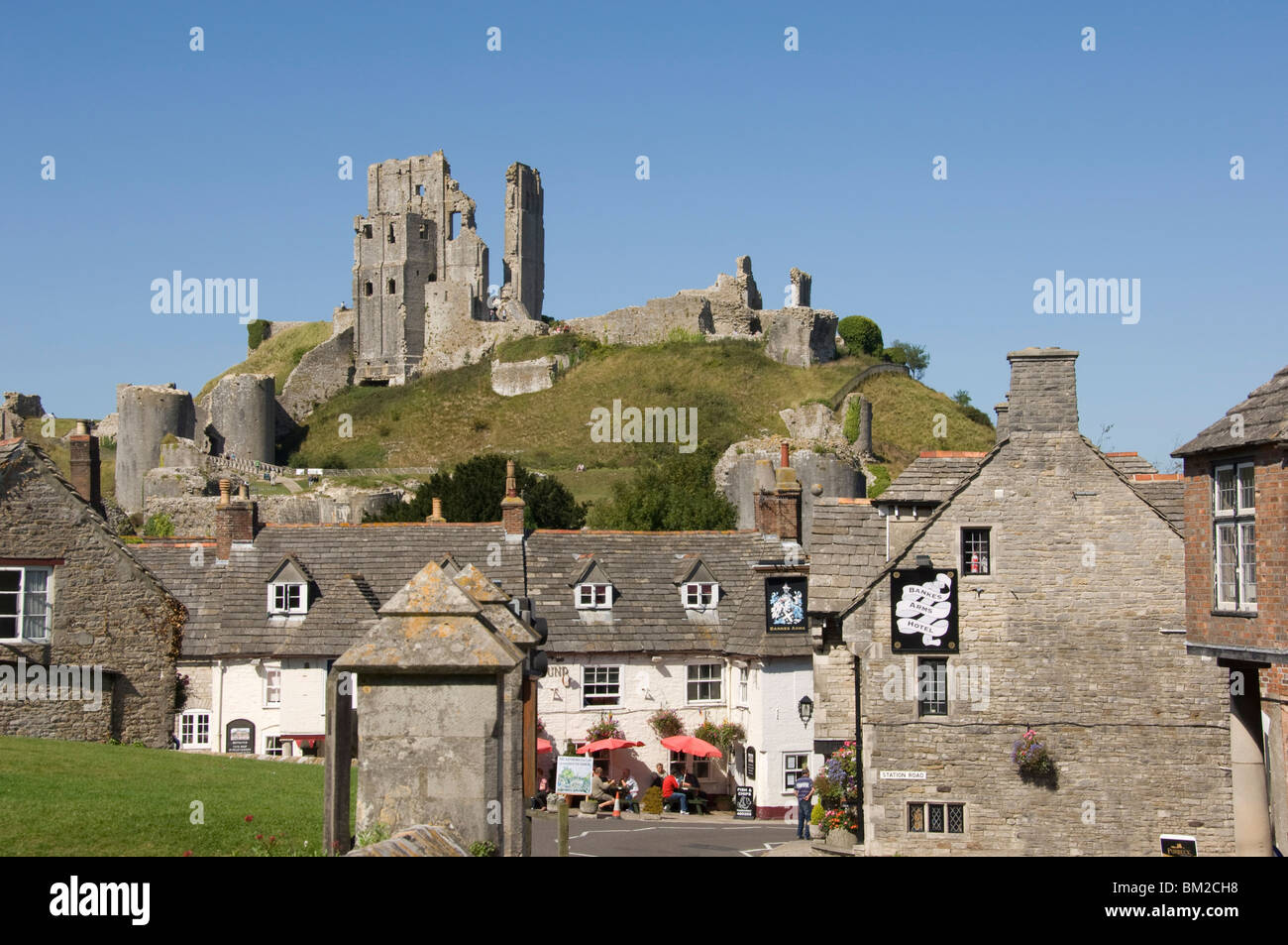 Corfe borgo e castello, Dorset, Regno Unito Foto Stock