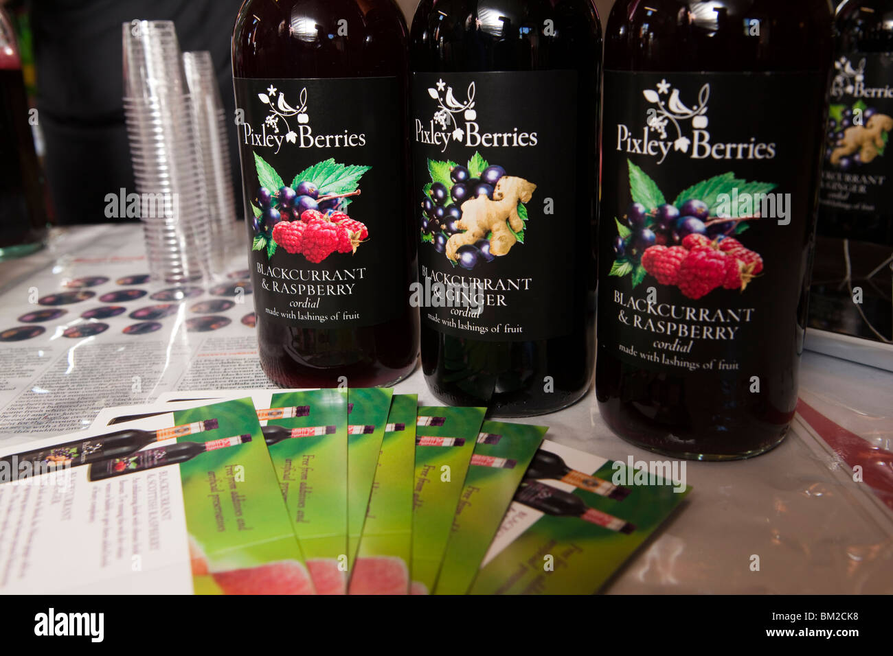 Regno Unito, Inghilterra, Herefordshire, Putley, Big Apple Event, Pixley bacche prodotti imbottigliati succo di frutta Foto Stock