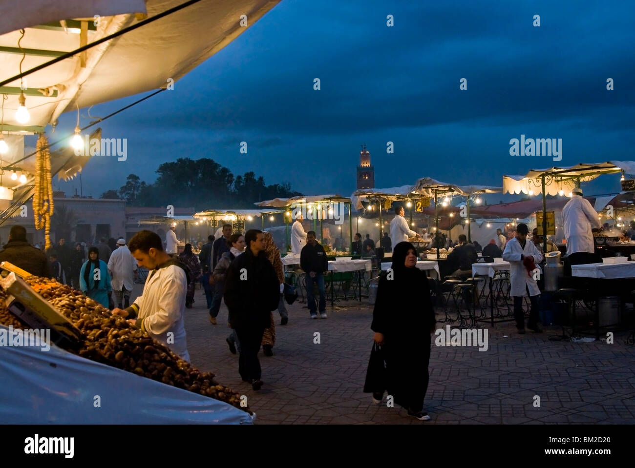 Cuocere la vendita di prodotti alimentari dal suo stallo nella Djemaa el Fna Piazza Jemaa el Fna (Djemaa el Fna), a Marrakech (Marrakech), Marocco Foto Stock