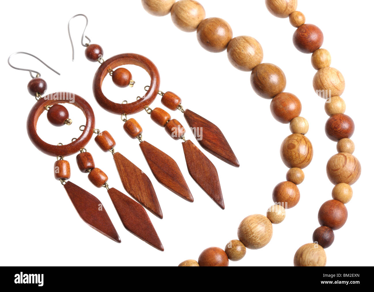 Perline di legno e orecchini isolati su sfondo bianco Foto Stock