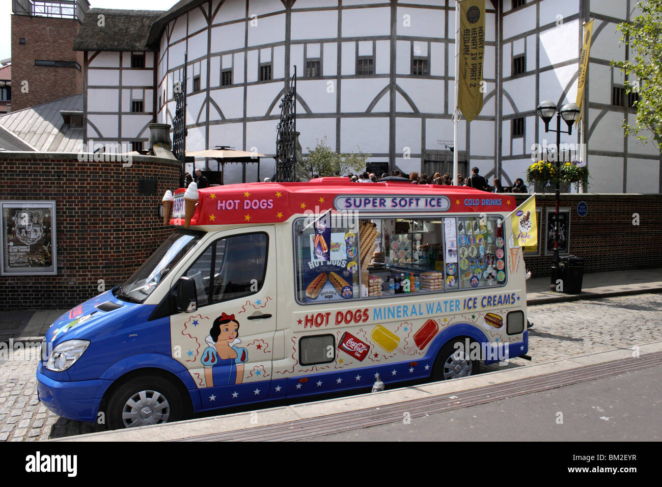 Ice Cream Van e il Globe Theatre di South Bank di Londra Foto Stock