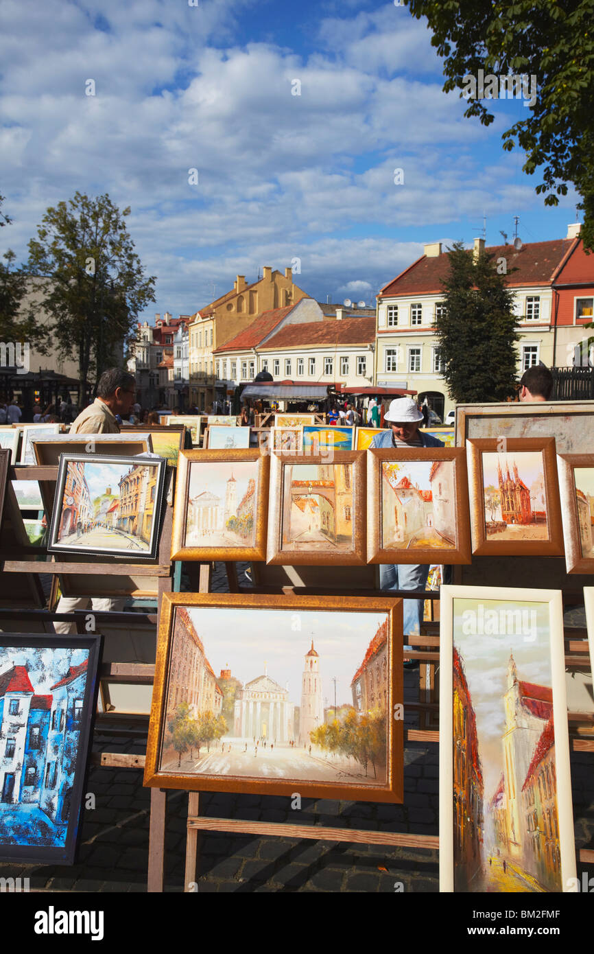 Dipinti per la vendita al mercato di artigianato, Vilnius, Lituania, Paesi Baltici Foto Stock