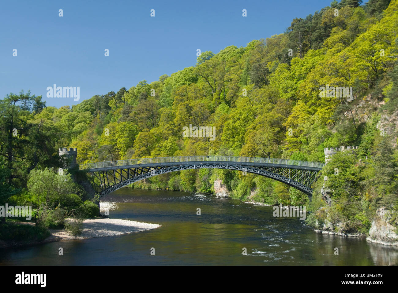 Il Telford ponte in ferro, costruito nel 1815, attraverso il fiume Spey, vicino Craigellachie, Scotland, Regno Unito Foto Stock