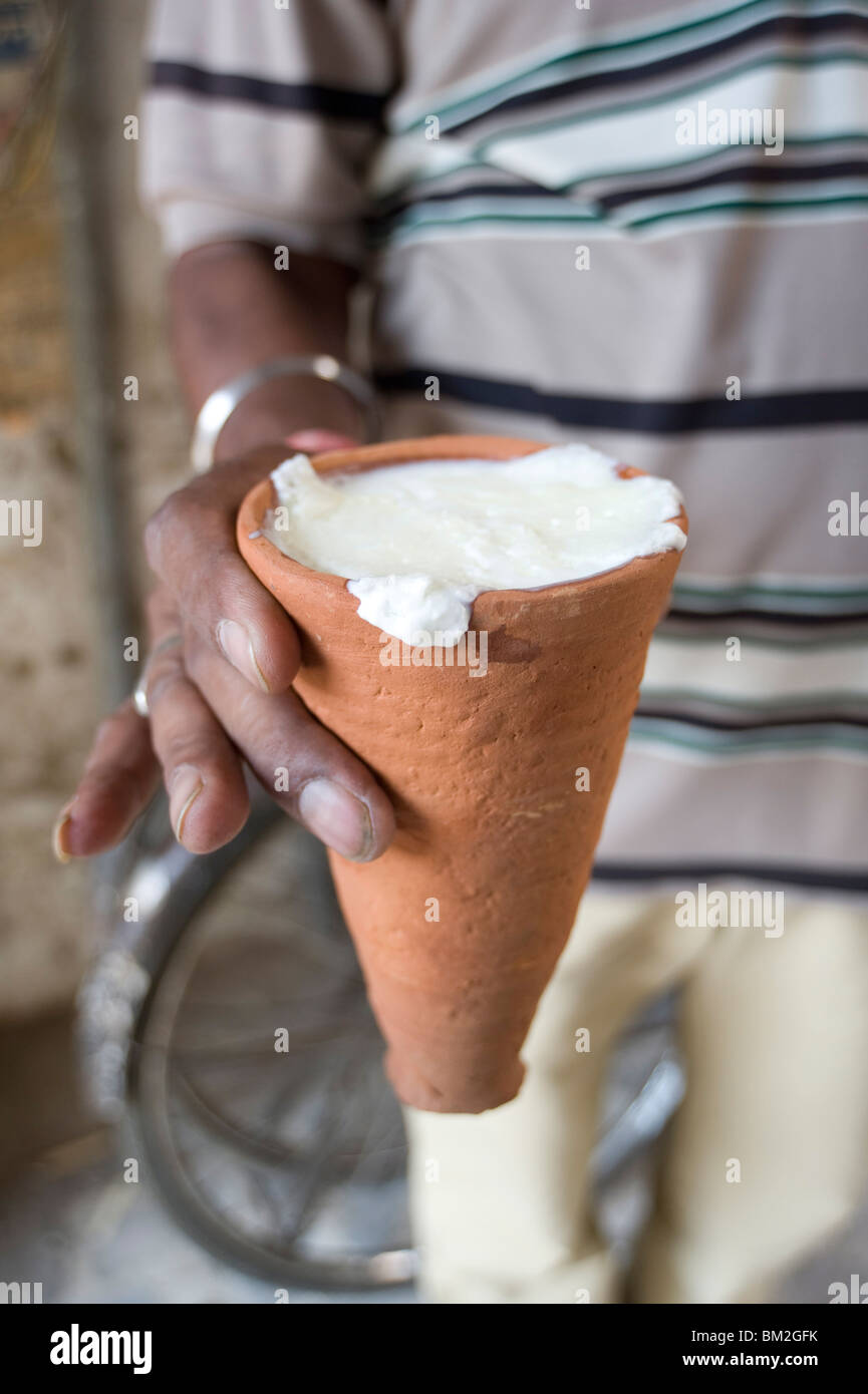 Lassi, indiane yogurt drink, in usa e getta e riciclabili tazza di terracotta dall'Lassiwallah, Jaipur, Rajasthan, India Foto Stock