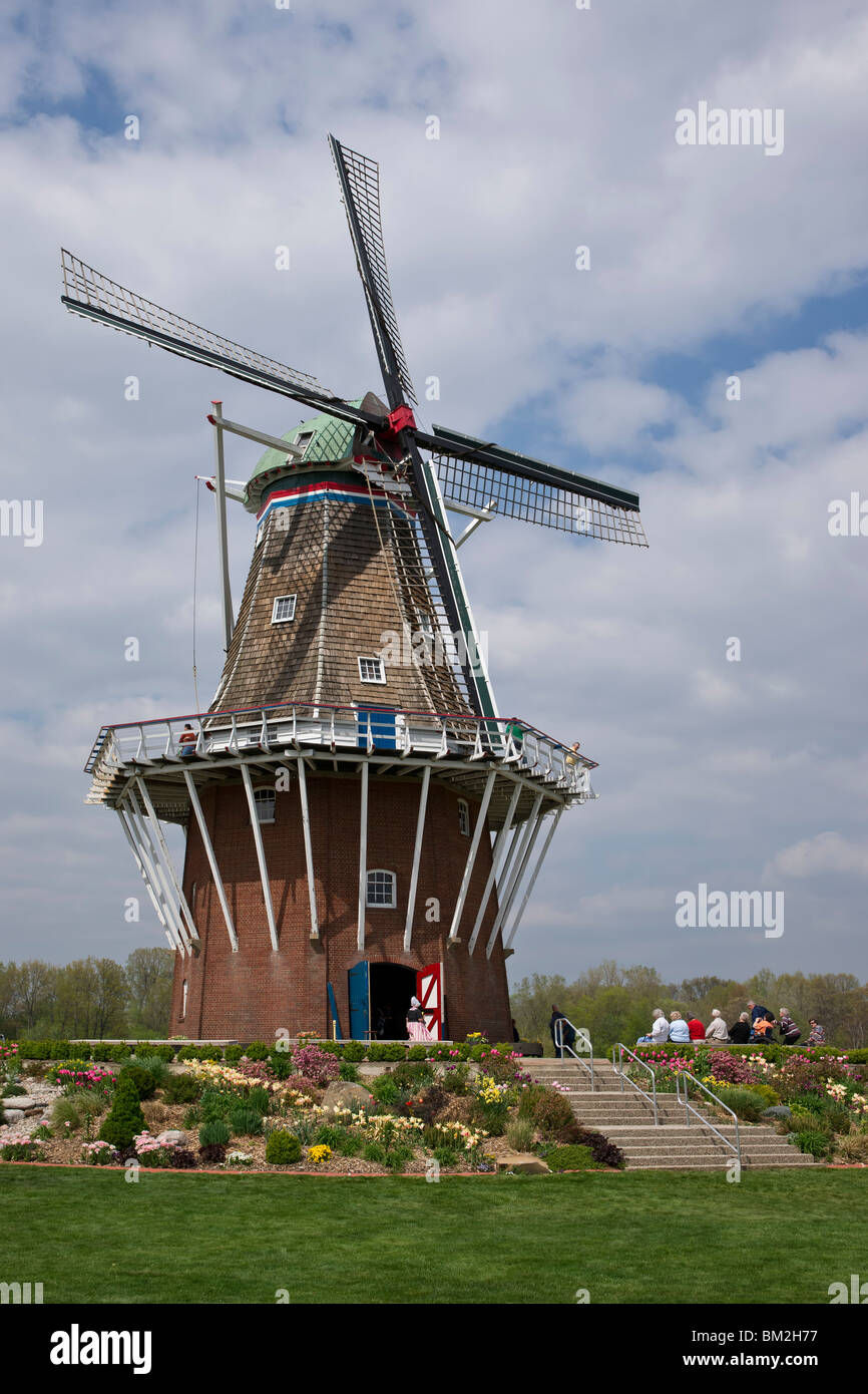 Tulip Time festival olandese Olanda Michigan negli Stati Uniti un autentico mulino a vento olandese De Zwaan durante una fiera commerciale verticale ad alta risoluzione Foto Stock