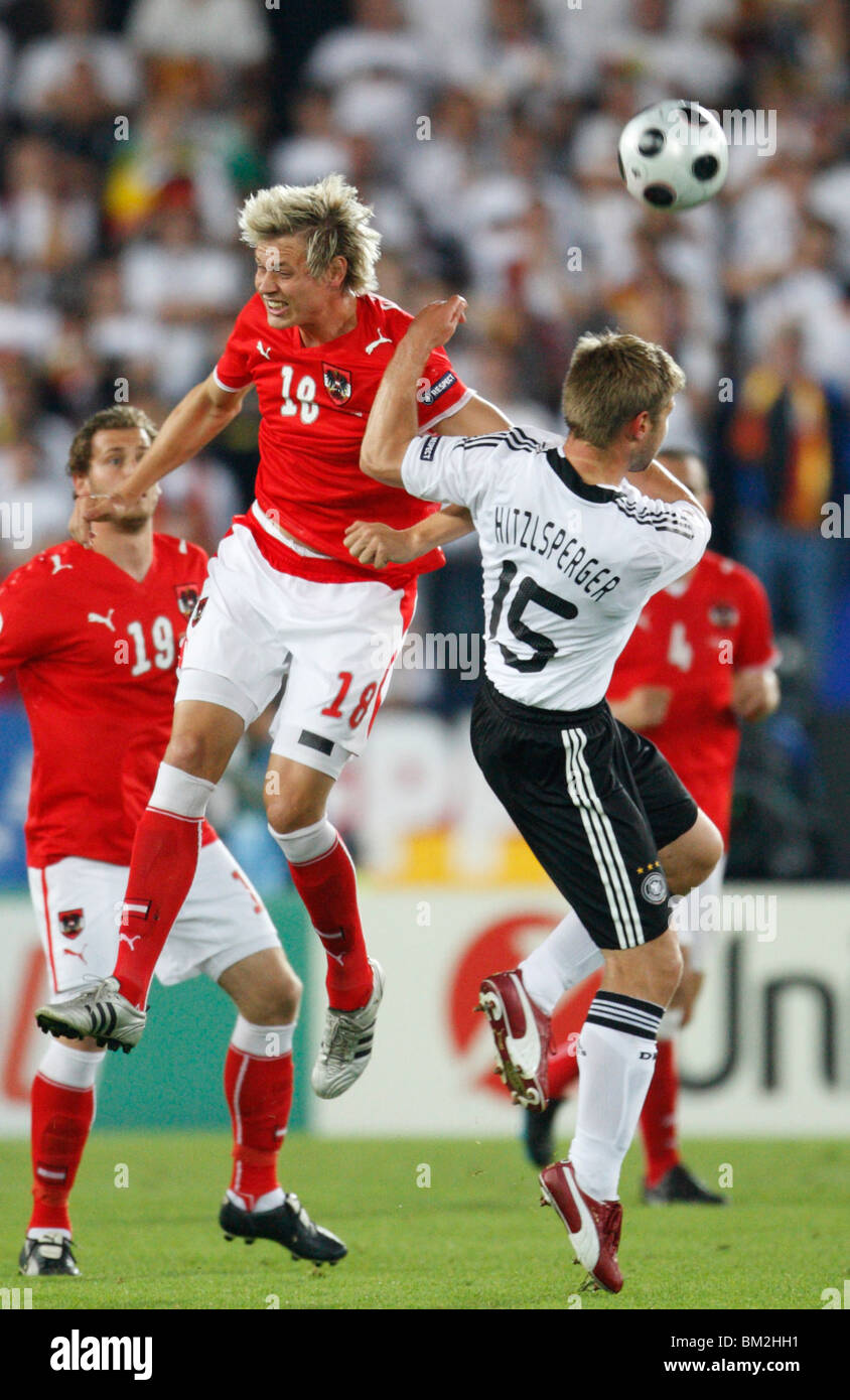 Roman Kienast dell'Austria (18) e Thomas Hitzlsperger della Germania (15) vie per una testata durante UEFA EURO 2008 corrispondono. Foto Stock