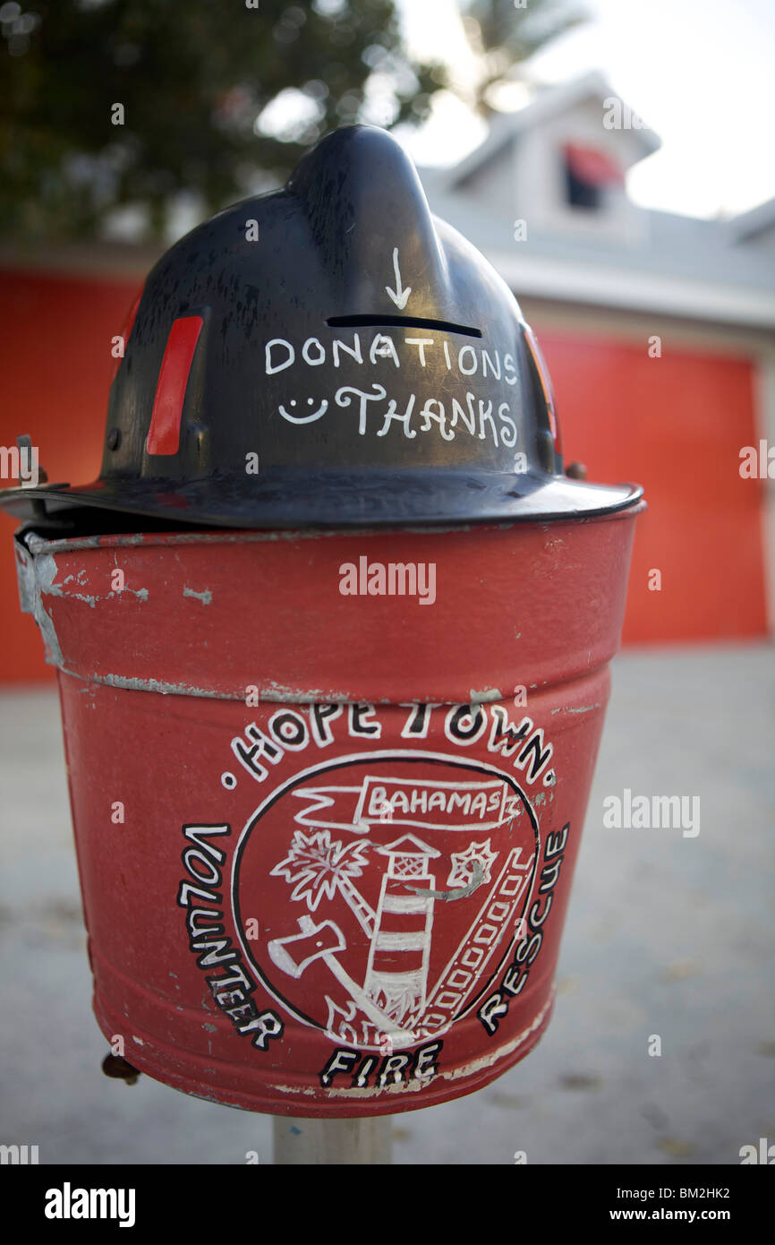 Stagno di donazione per la speranza comune volontario dei vigili del fuoco situato al di fuori della stazione dei vigili del fuoco nella speranza città in Bahamas. Foto Stock