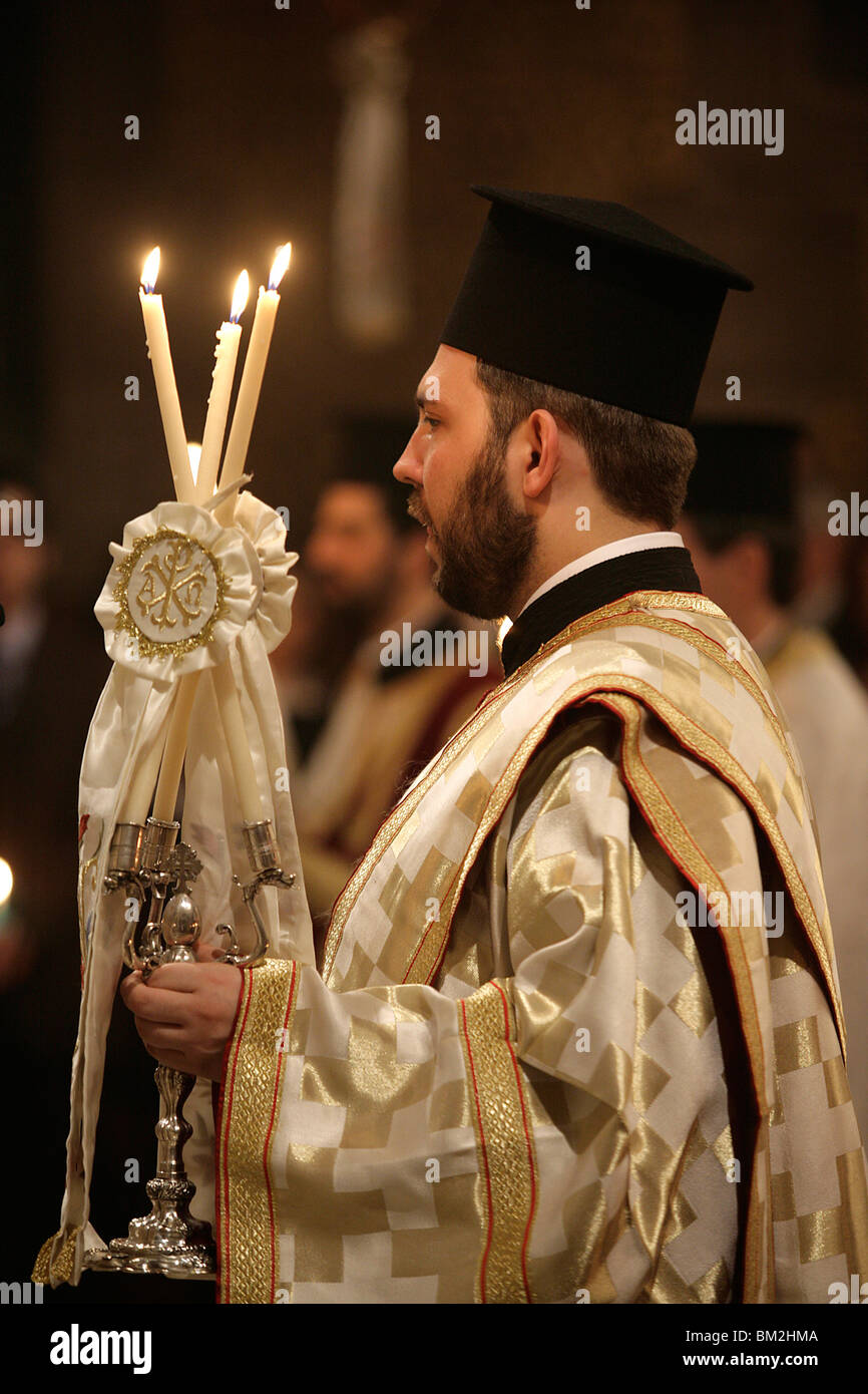 I cristiani ortodossi durante la settimana di Pasqua la celebrazione in San Stephane cattedrale greco-ortodossa, Parigi, Francia Foto Stock