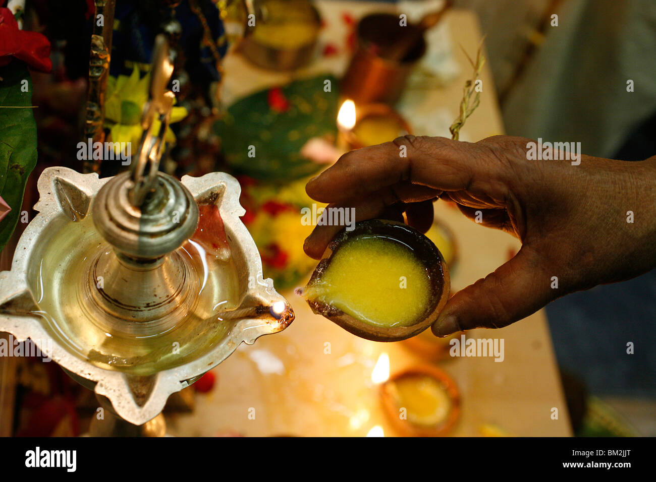 Lampada ad olio in un dello Sri Lanka tempio, Parigi, Francia Foto Stock