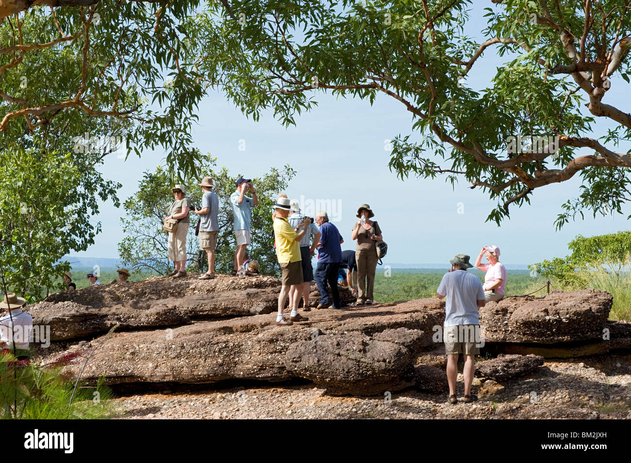 I turisti a Nourlangie Rock area del Parco Nazionale Kakadu Foto Stock
