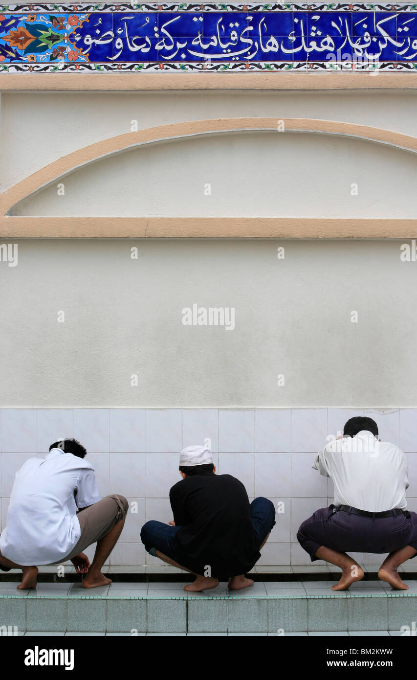 Lavaggio prima della preghiera, Masjid Kampung moschea, Kuala Lumpur, Malesia, sud-est asiatico Foto Stock