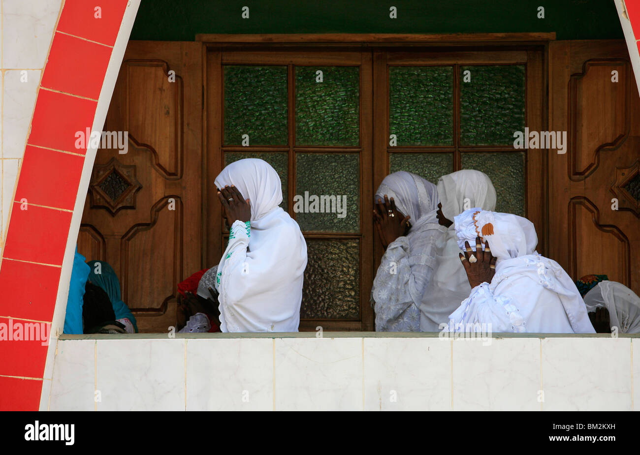 La preghiera del venerdì presso la moschea di divinità, Dakar, Senegal Foto Stock