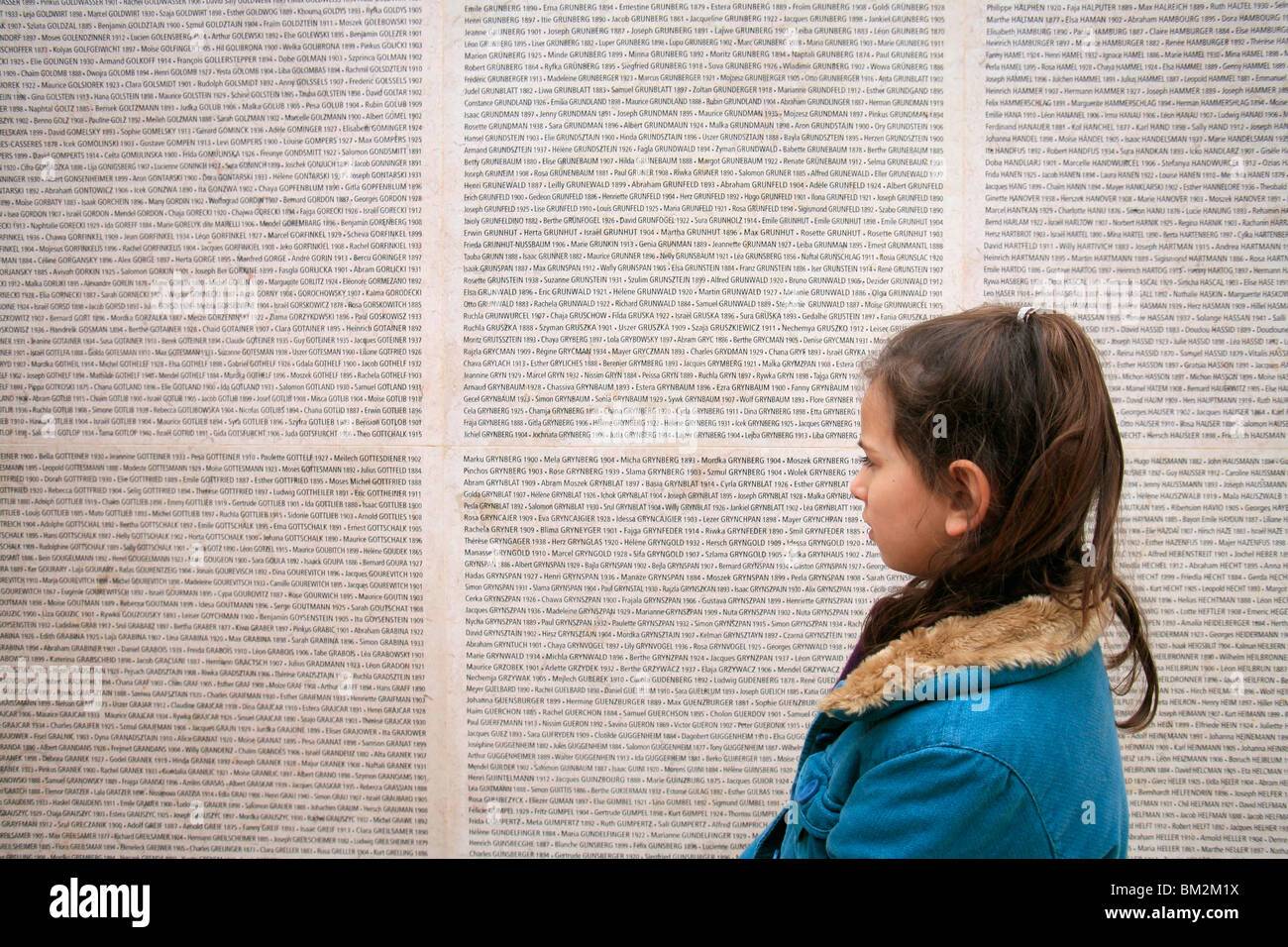 Ragazza a Parigi, al Memoriale dell Olocausto, Parigi, Francia Foto Stock