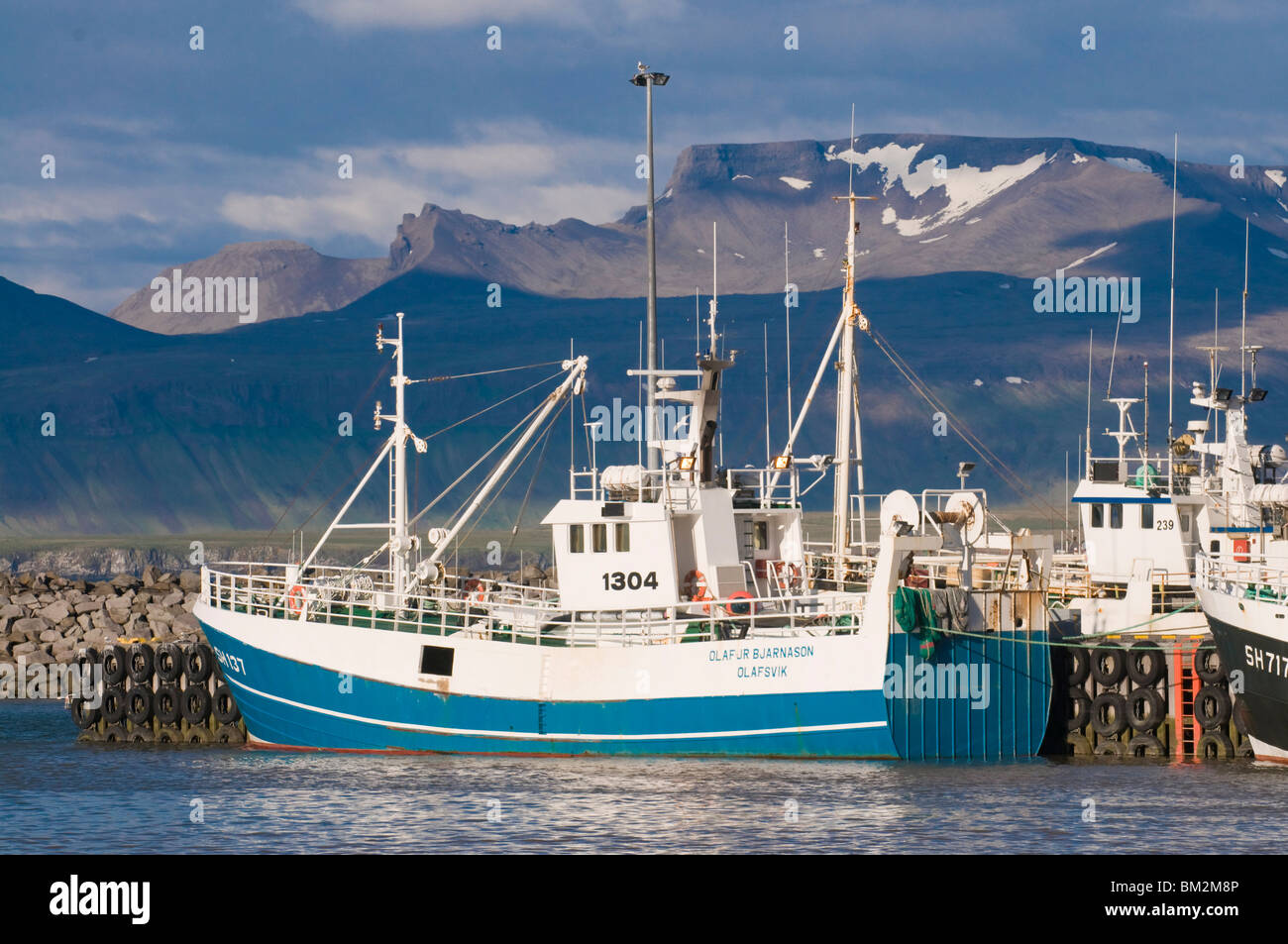 La pesca a strascico che giace nel porto di Olavsvik, Western Islanda, regioni polari Foto Stock