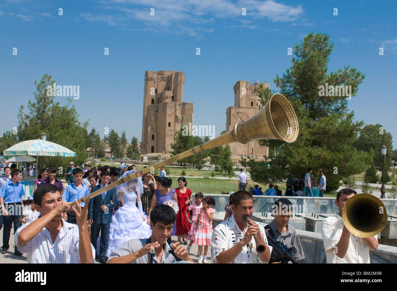 Cerimonia di nozze in Shakrisabz sullo sfondo la Ak Saray Palace, Uzbekistan Foto Stock