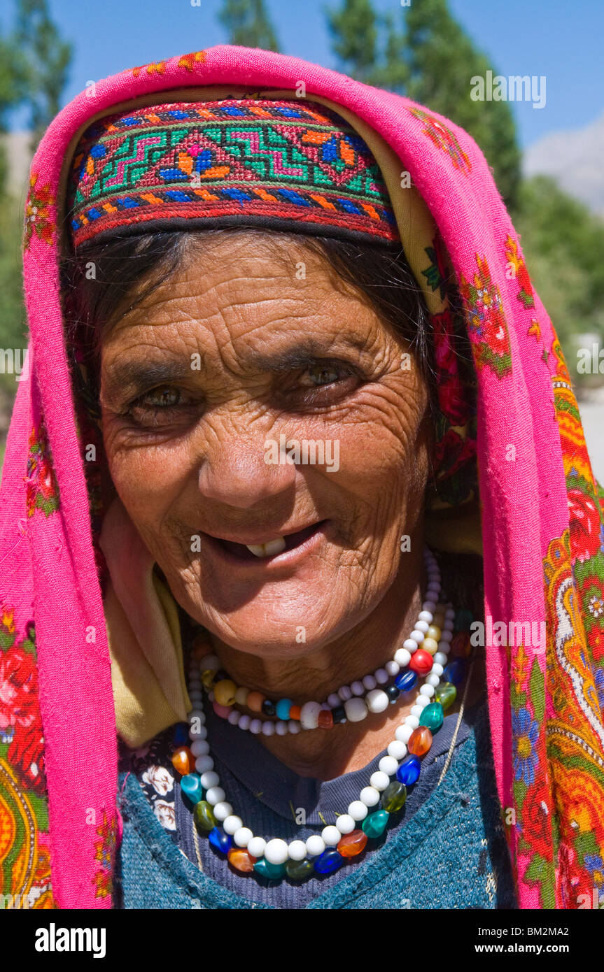 Tradizionalmente Vestiti donna Pamiri, Wakhan valley, Tagikistan Foto Stock