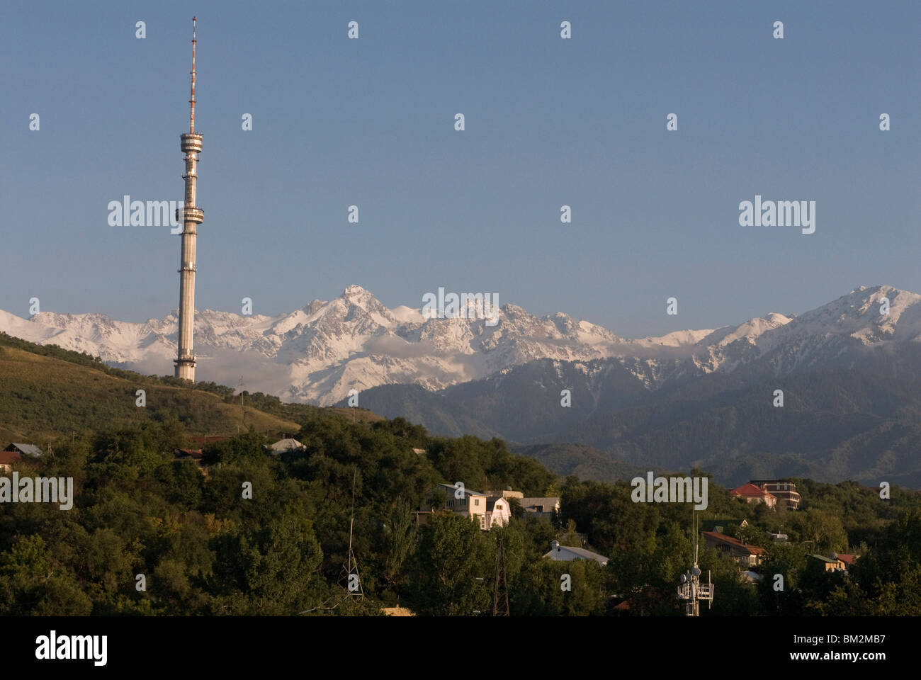 La torre della TV di fronte alla Alatau mountain range, Alma Ata, Kazakistan Foto Stock