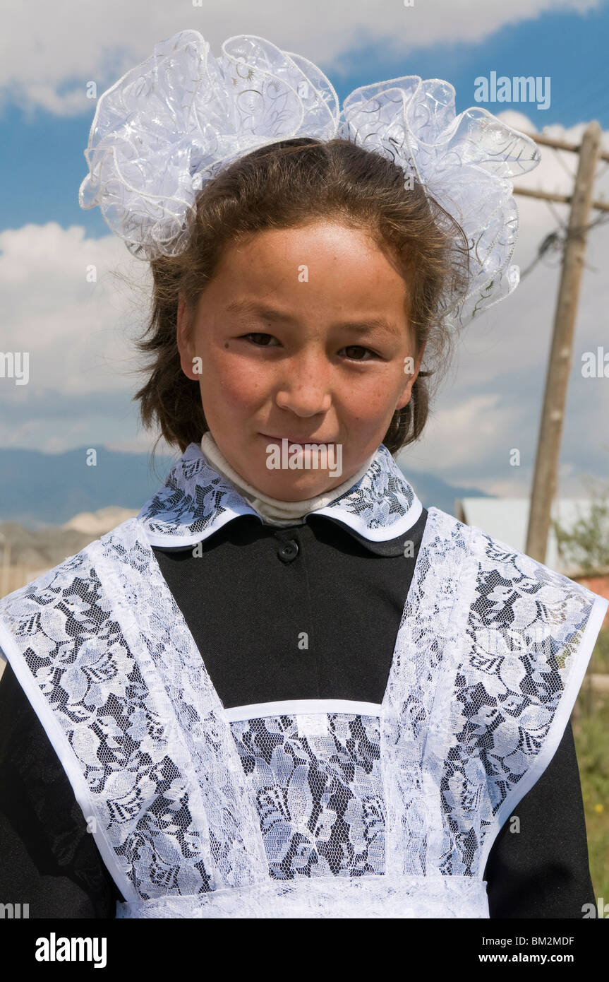 Ritratto di donna in abiti tradizionali, Torugart, Kirghizistan Foto Stock