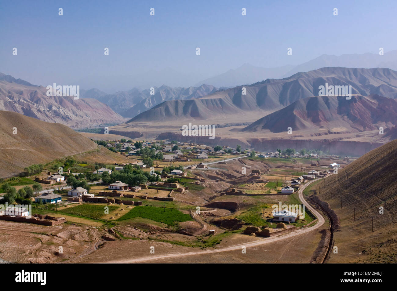Piccolo villaggio lungo la strada tra Sary Tash e Osh in montagna, il Kirghizistan Foto Stock