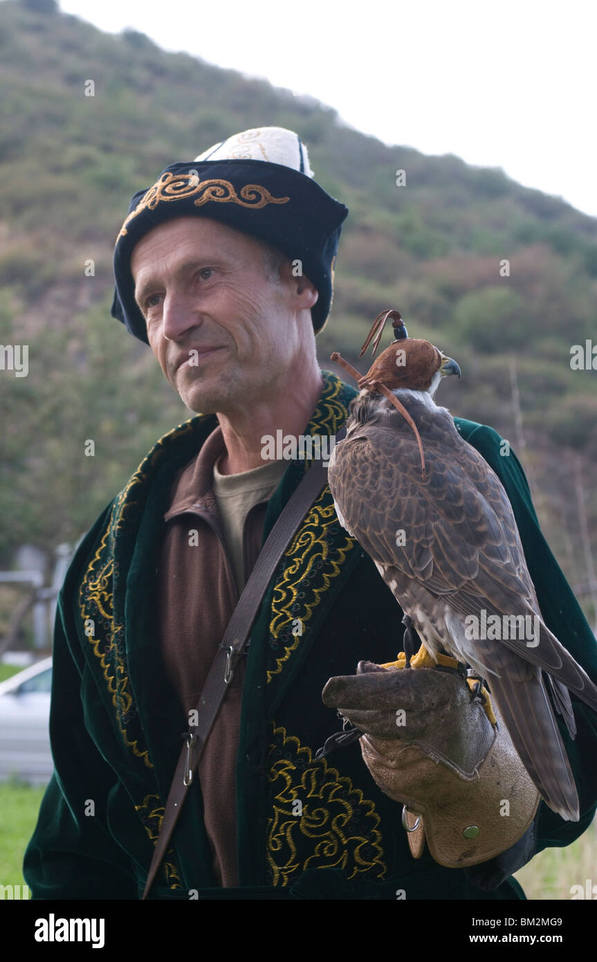 Falconer con un falco, Sunkar Eagle Farm, Kazakistan Foto Stock
