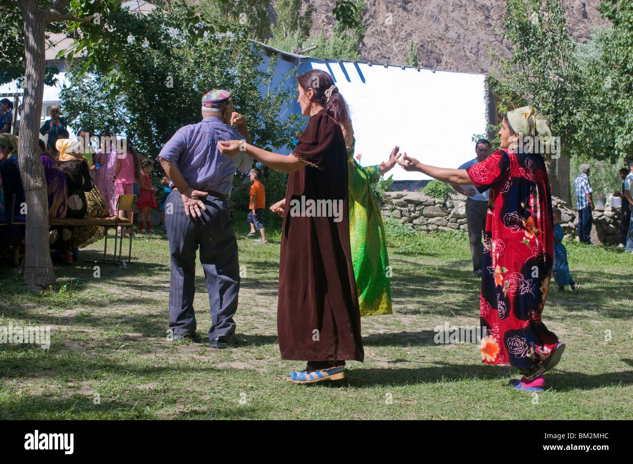 Ballare gli ospiti di nozze di Pamiris, Bartang Valley, Tagikistan Foto Stock