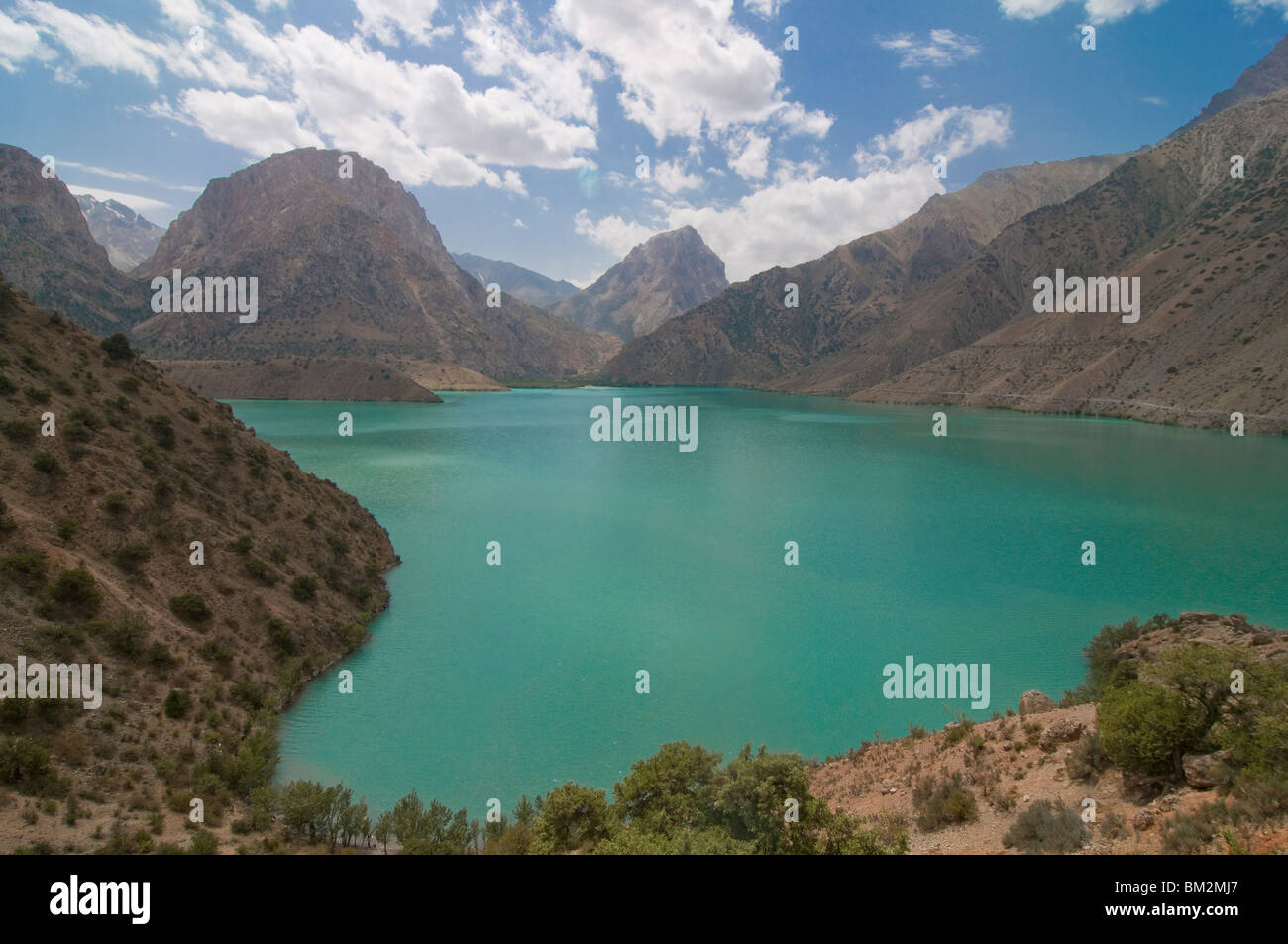 Il turchese Alexander Lake (lago Iskanderkul) in Fann montagne, Tagikistan Foto Stock