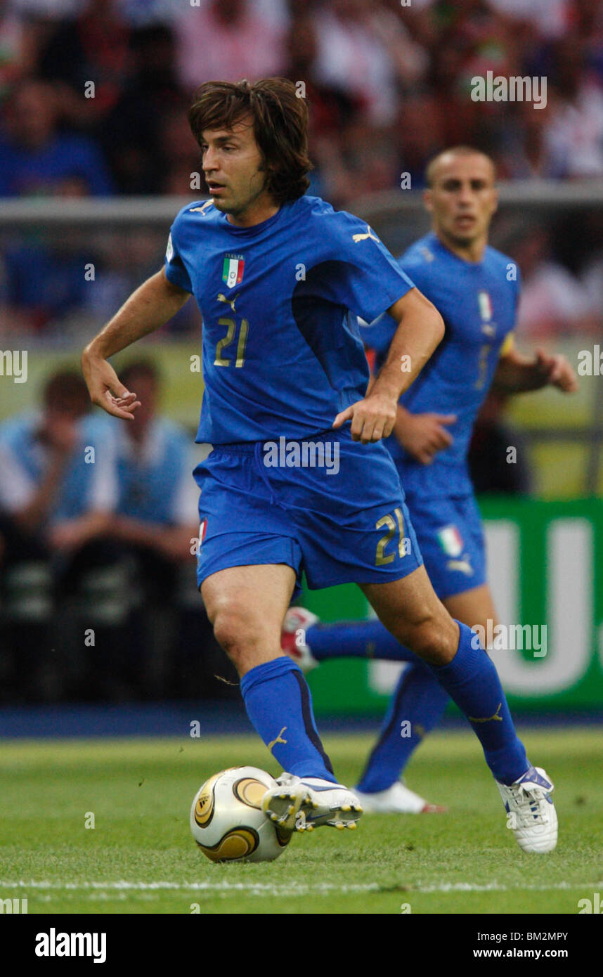 Andrea Pirlo dell Italia in azione durante il 2006 FIFA World Cup finale contro la Francia luglio 9, 2006. Foto Stock