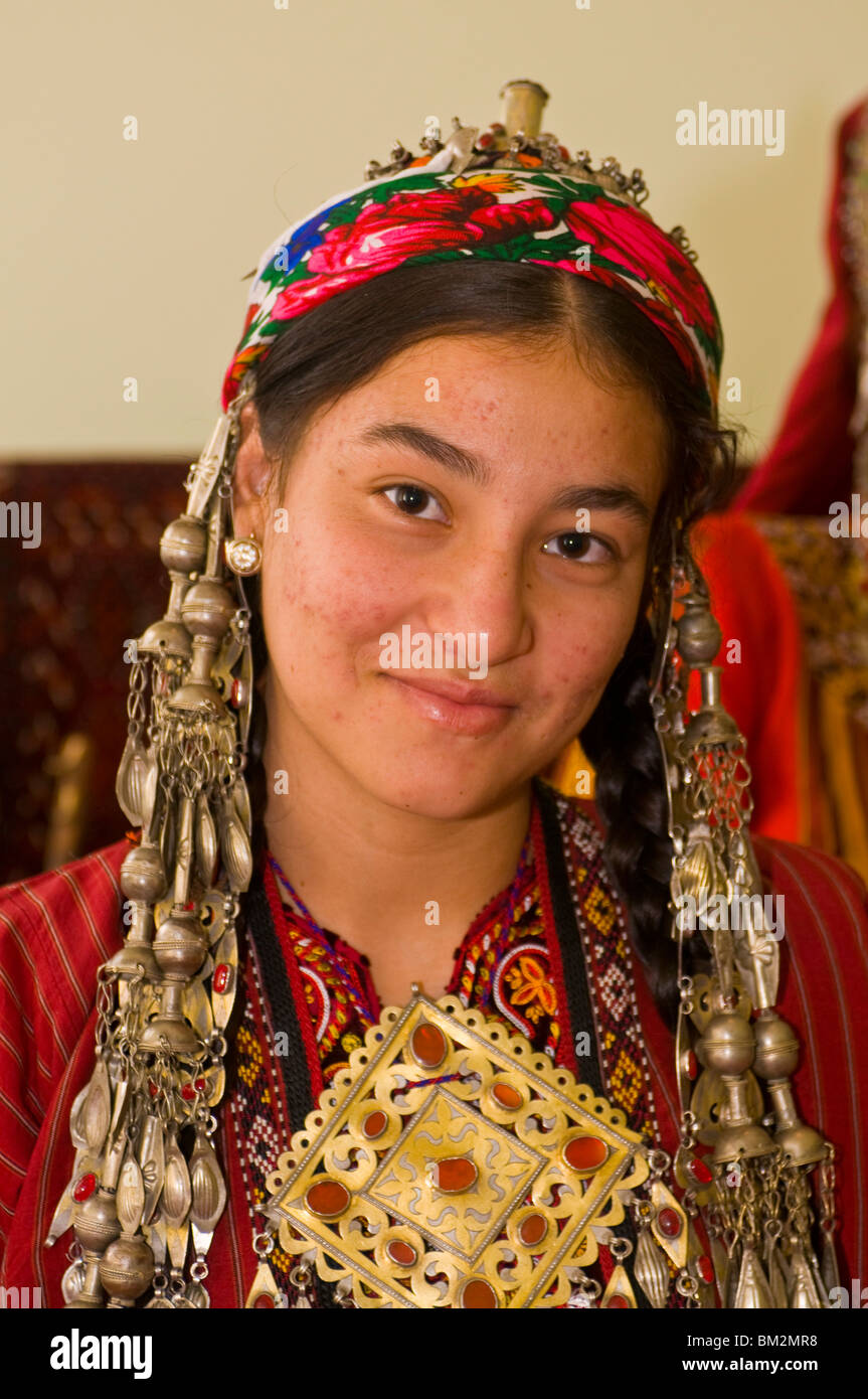 Il turkmeno ragazza in abiti tradizionali, Turkmenistan Foto Stock