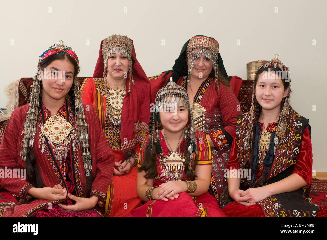 Foto di gruppo della famiglia turkmeno in costume tradizionale, Turkmenistan Foto Stock