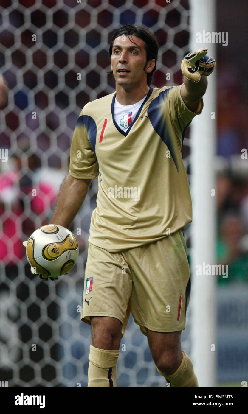 BERLINO - 9 LUGLIO: Il portiere italiano Gianluigi Buffon gesta durante la finale della Coppa del mondo FIFA contro la Francia il 9 luglio 2006 allo Stadio Olimpico di Berlino, in Germania. Solo per uso editoriale. Nessun push all'utilizzo del dispositivo mobile. Uso commerciale vietato. (Fotografia di Jonathan Paul Larsen / Diadem Images) Foto Stock