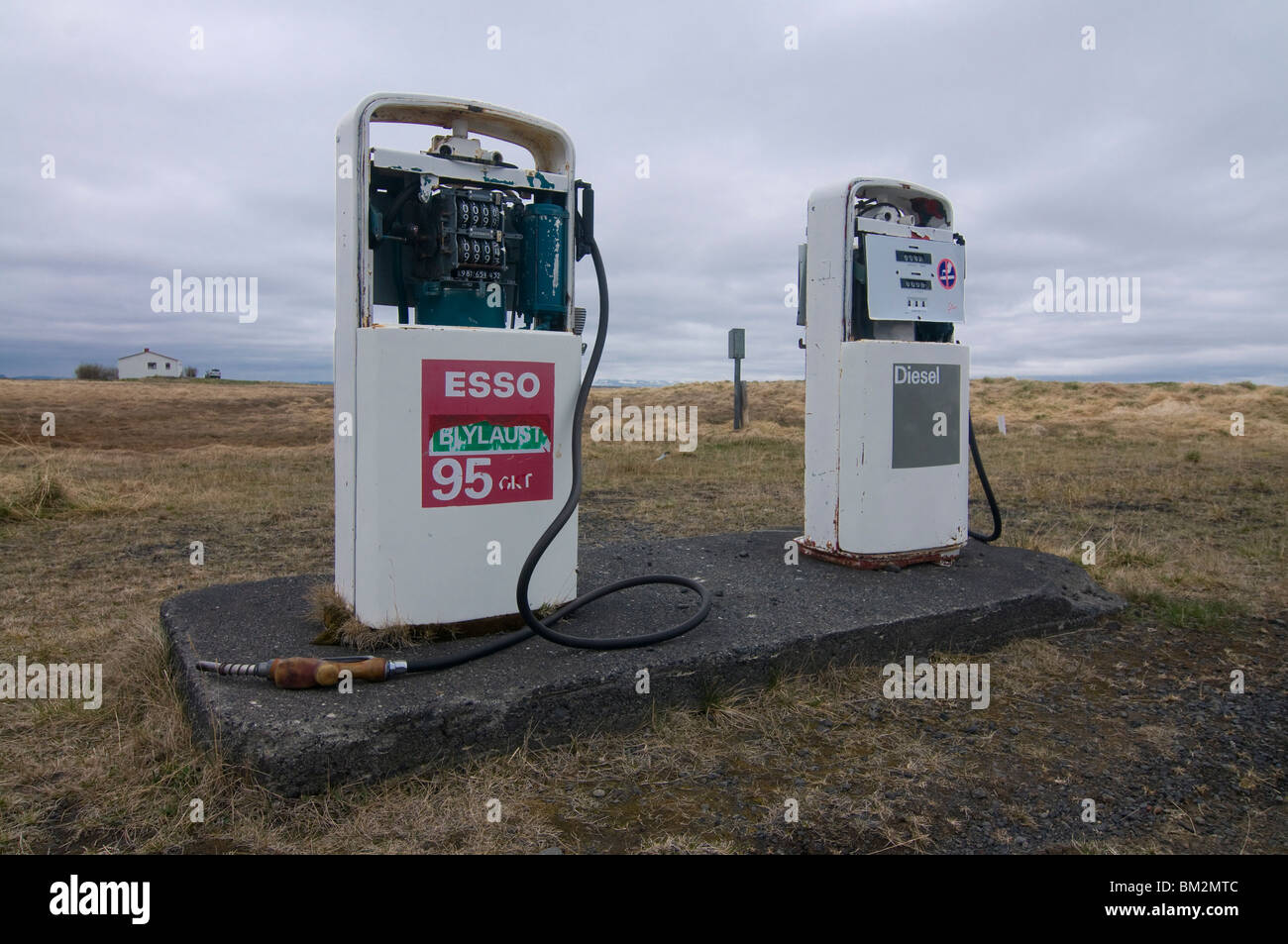 Vecchie pompe di benzina nel deserto, Krafla, Islanda, regioni polari Foto Stock