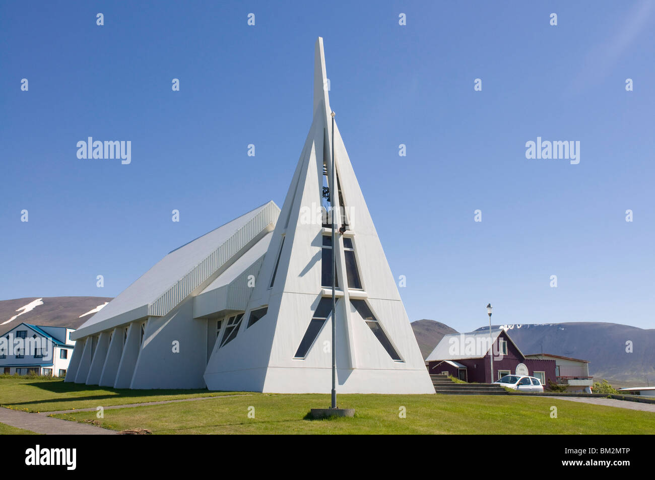 Molto moderna chiesa, penisola di Vatnsnes, Islanda, regioni polari Foto Stock