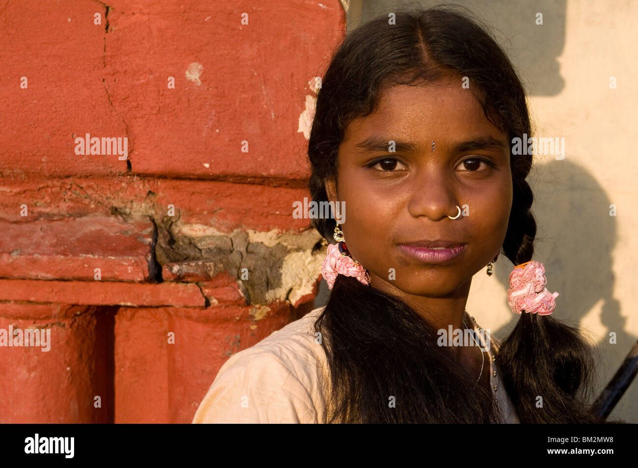 Ritratto di ragazza timida, Kali Temple, Calcutta, India Foto Stock