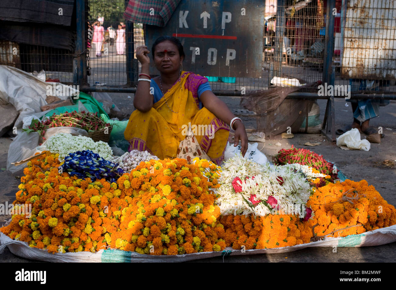 Donna del mercato vendono fiori, Kalighat, Calcutta, West Bengal, India Foto Stock