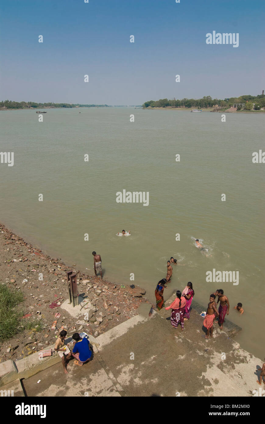Popolo Indiano la balneazione nel fiume Hooghly, Calcutta, West Bengal, India Foto Stock