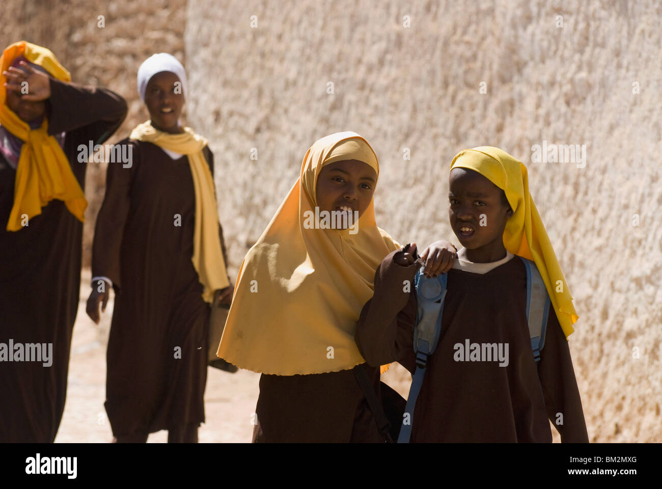 Le ragazze di uscire di scuola in Harar, Etiopia Foto Stock