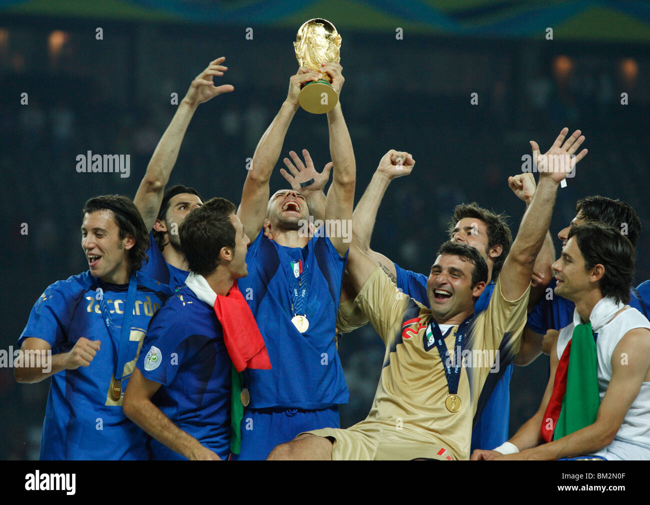 Alessandro Del Piero tiene il mondo Cup Trofeo e i giocatori italiani festeggiano dopo aver vinto la Coppa del Mondo FIFA 2006 finale. Foto Stock