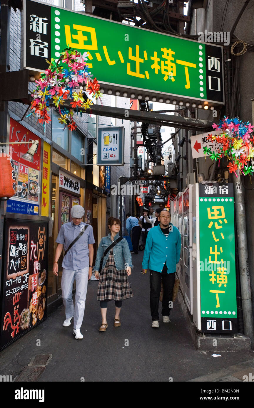 Negli anni Quaranta era Omoide Yokocho (Memory Lane) ristorante vicolo del distretto di Shinjuku, Tokyo, Giappone Foto Stock