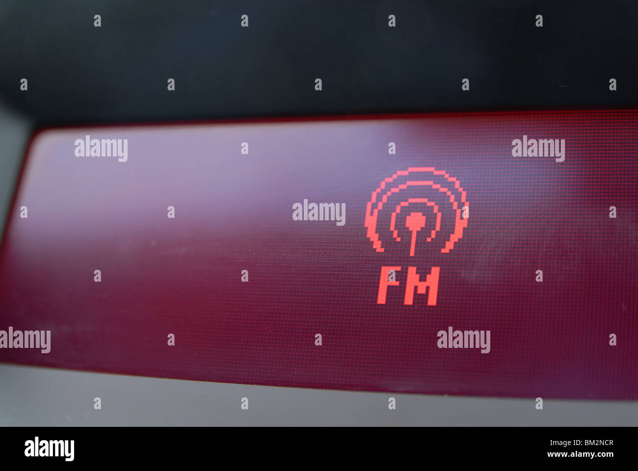 La radio FM indicatore di frequenza su un display autoradio. Foto Stock