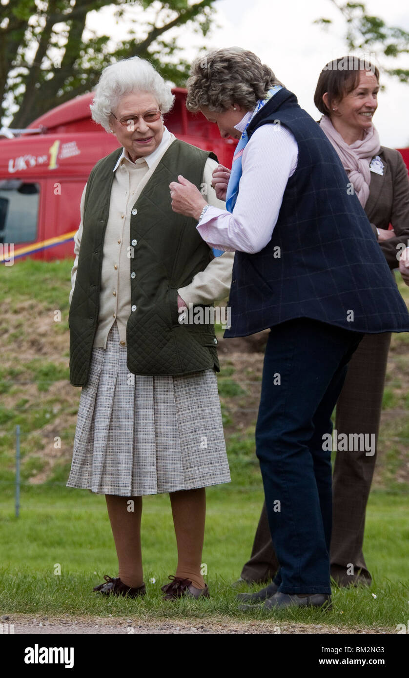 La Gran Bretagna è la Regina Elisabetta presso il Royal Windsor Horse Show tenutosi su Home Park nel parco del Castello di Windsor Foto Stock