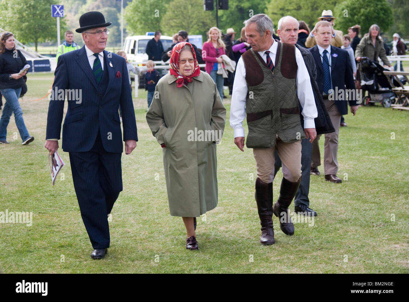 Queen Elizabeth II presso il Royal Windsor Horse Show dove ha guardato su dei suoi concorrenti cavalli Foto Stock