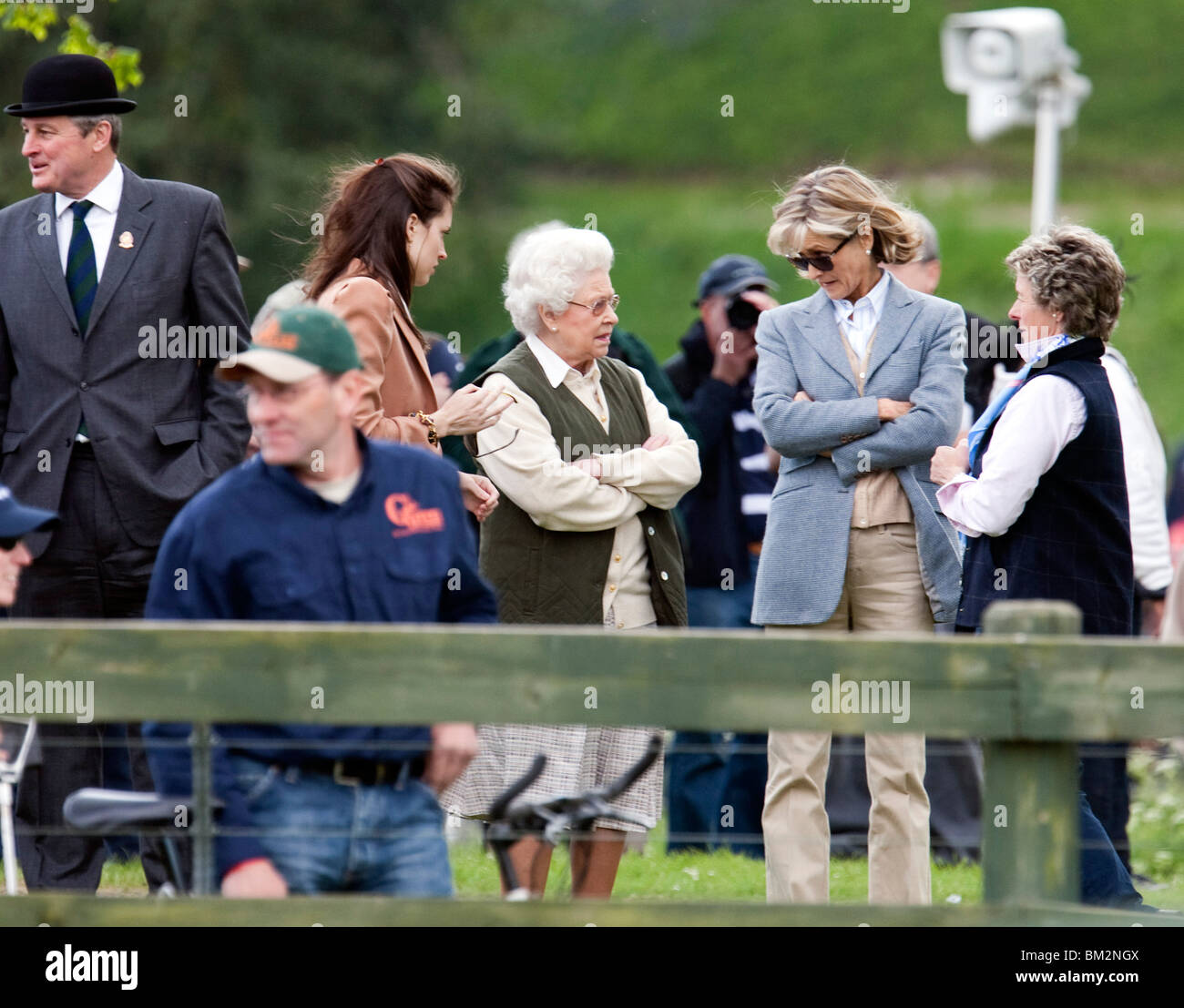 Queen Elizabeth al Royal Windsor Horse Show tenutosi su Home Park nel parco del Castello di Windsor Foto Stock