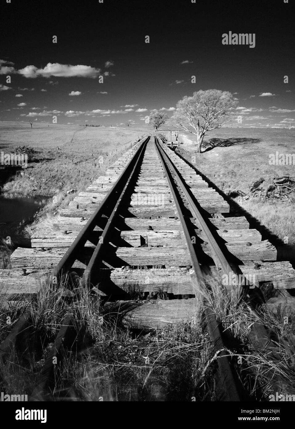 Un vecchio ponte ferroviario attraversamento non più utilizzati nell'Outback australiano. tHarden, NSW Australia Foto Stock