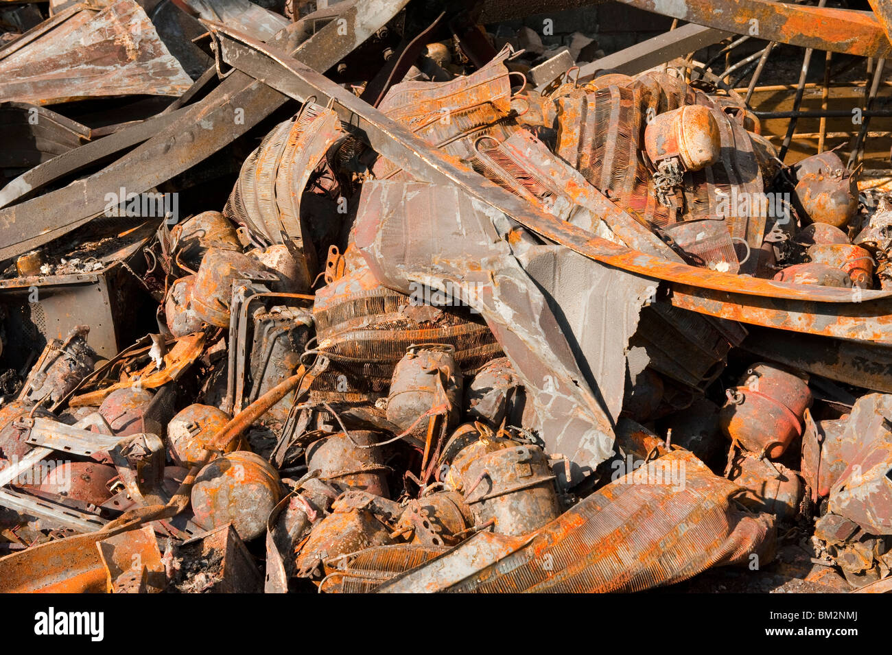 Fuso bruciato twisted metal travi di acciaio dopo il magazzino incendio in fabbrica Foto Stock