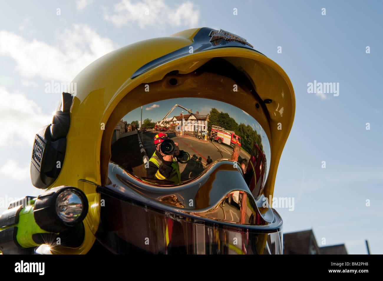 Vigile del fuoco nel casco con visiera riflettente verso il basso modello completamente rilasciato Foto Stock