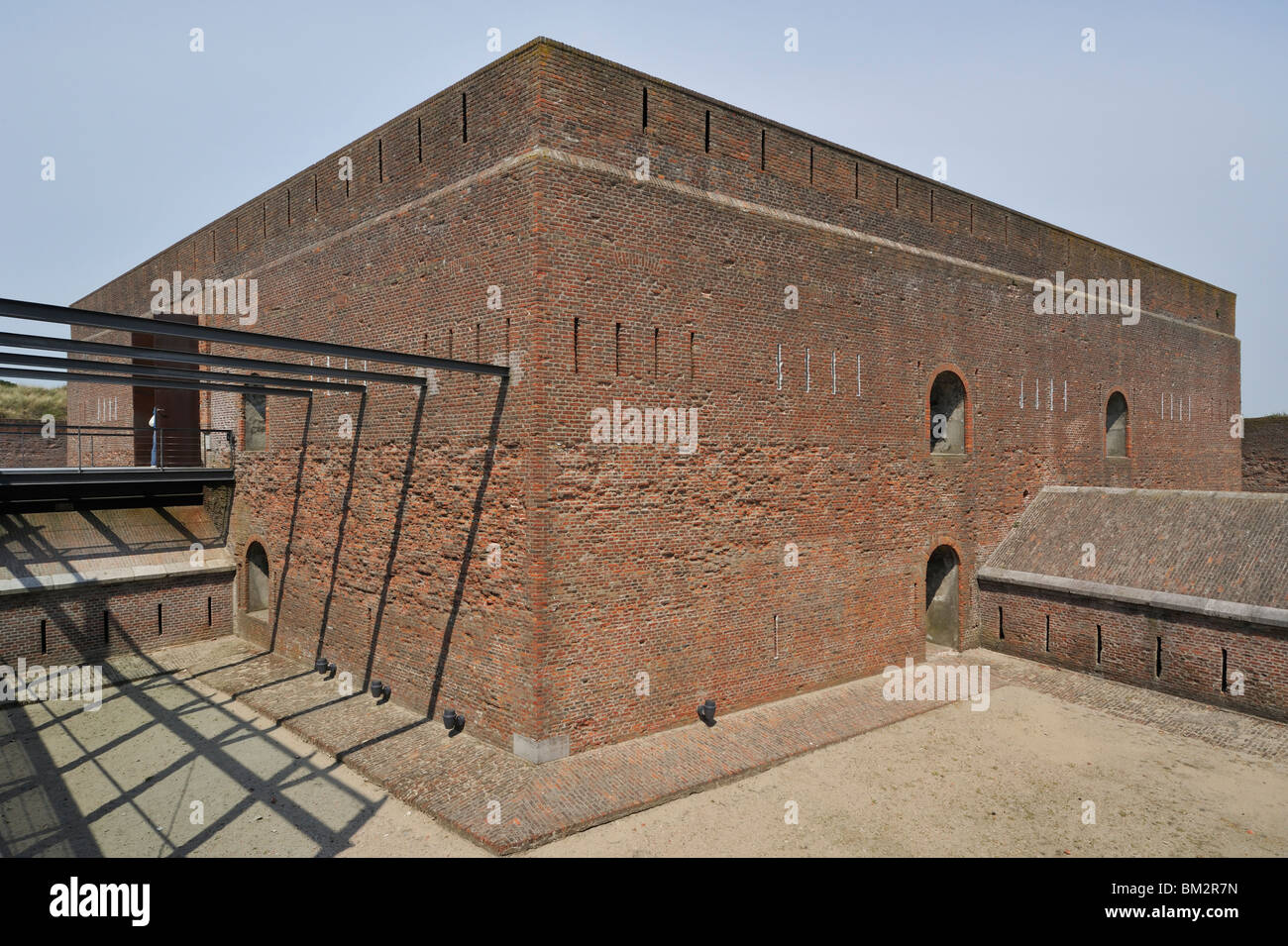 Il pentagonale Fort Napoleon mostra caponier con un fucile porte e fossato asciutto nelle dune di Ostenda, Belgio Foto Stock