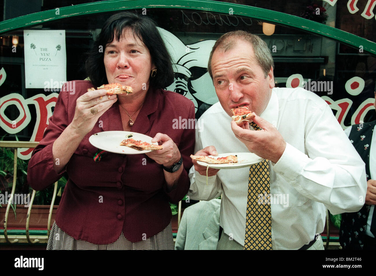 MPs Clare Short e Ron Davies al ristorante pizzeria a Cardiff per foto stunt per il Partito Laburista Referendum 1997 Sì campagna Foto Stock
